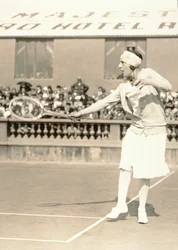 Suzanne Lenglen jouant au tennis, vers 1926